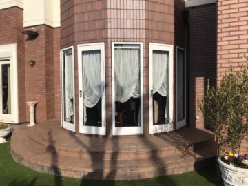 窓枠の色を変える 夙川 リスのリフォーム クロス張替 ドア修繕 キッチンリフォーム 介護リフォーム 小さなリフォーム 店舗リフォームは西宮市と芦屋の地域密着リスのリフォームにおまかせ